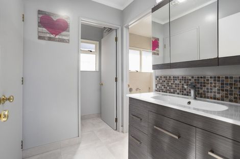 Photo of property in 2/48 Seabrook Avenue, New Lynn, Auckland, 0600