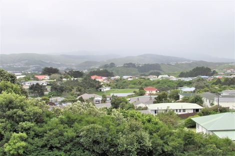 Photo of property in 30 Brooker Grove, Newlands, Wellington, 6037