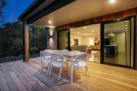 Photo of property in 9 Kaihuia Lane, Oratia, Auckland, 0604