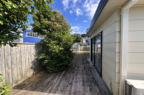 Photo of property in 2/11 Woodall Place, Totara Vale, Auckland, 0627