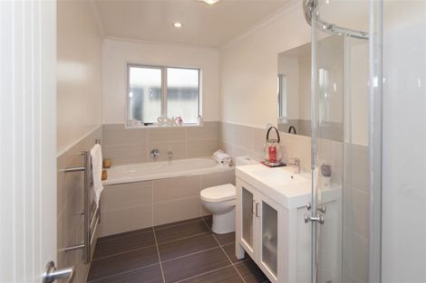 Photo of property in 106c Simpson Road, Henderson Valley, Auckland, 0614