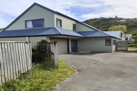 Photo of property in 162 Queens Drive, Lyall Bay, Wellington, 6022