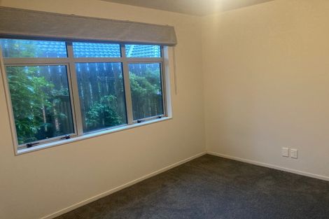 Photo of property in 6b Warrington Grove, Newlands, Wellington, 6037