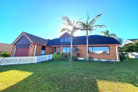 Photo of property in 6 Delisle Place, Windsor Park, Auckland, 0632