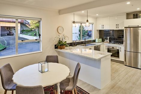 Photo of property in 18 Bloomsbury Grove, Newlands, Wellington, 6037