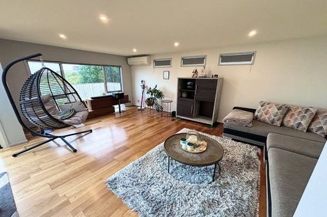 Photo of property in 24 Dress Circle, Newlands, Wellington, 6037