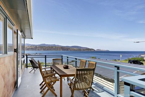 Photo of property in 107 Breaker Bay Road, Breaker Bay, Wellington, 6022