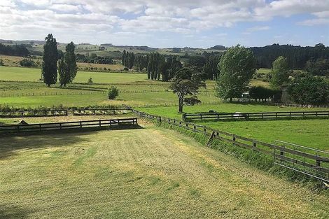 Photo of property in 28 Matakohe Road East, Matakohe, 0593