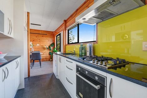 Photo of property in 16 Noeleen Street, Glenfield, Auckland, 0629