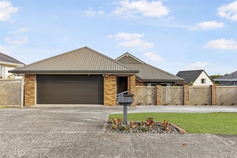 Photo of property in 4 Pinewood Grove, Botany Downs, Auckland, 2010