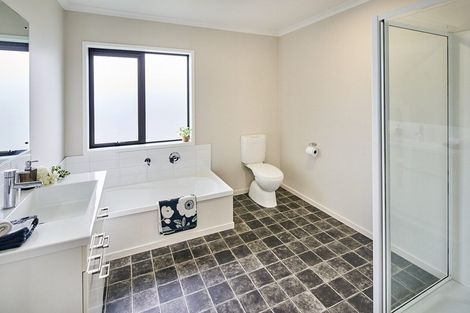 Photo of property in 70 Sunstone Crescent, Timberlea, Upper Hutt, 5018