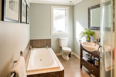 Photo of property in 71 Mana View Road, Paremata, Porirua, 5026