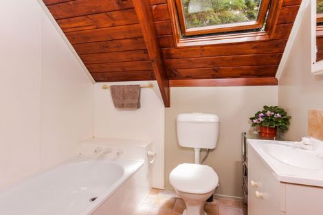 Photo of property in 5 Hayes Road, Henderson Valley, Auckland, 0612