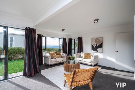 Photo of property in 1a Bennett Grove, Newlands, Wellington, 6037