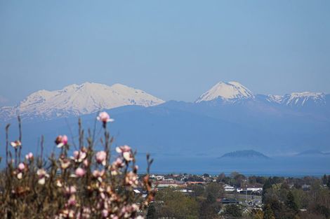 Photo of property in 79 Harvey Street, Waipahihi, Taupo, 3330