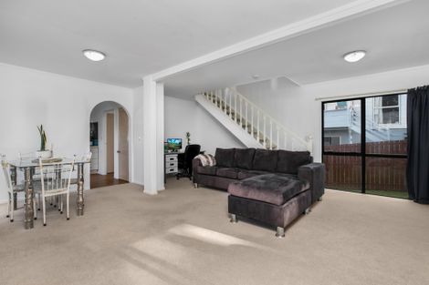 Photo of property in 2/9 Heathglen Place, Bayview, Auckland, 0629