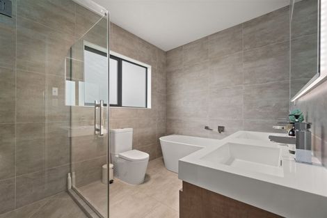 Photo of property in 2 Madden Avenue, Kumeu, 0810