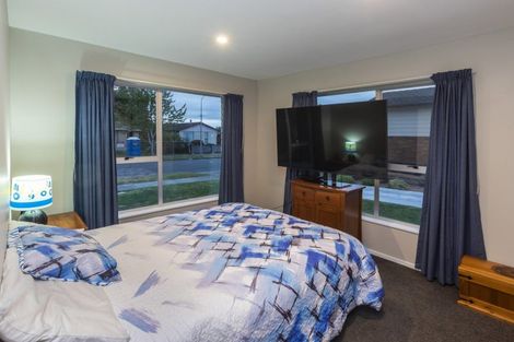 Photo of property in 28 Denniston Crescent, Redwood, Christchurch, 8051