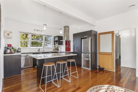 Photo of property in 1/300 Glenfield Road, Glenfield, Auckland, 0629