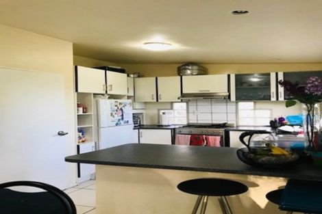 Photo of property in 2/2 Deverell Place, Northcross, Auckland, 0632