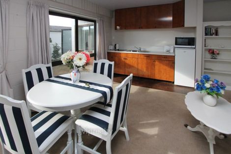 Photo of property in 2 Leo Place, Kawaha Point, Rotorua, 3010