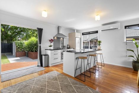 Photo of property in 11 Durham Crescent, Palmerston North, 4414