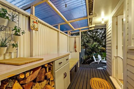 Photo of property in 9 Devon Street, Te Atatu South, Auckland, 0610