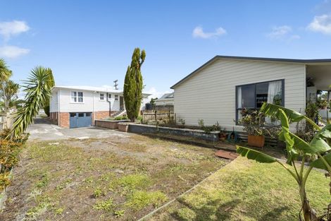 Photo of property in 41 St Leonards Road, Kelston, Auckland, 0602