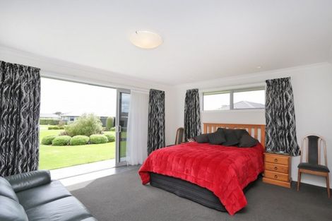 Photo of property in 17 Sunrise Drive, Seaward Bush, Invercargill, 9812