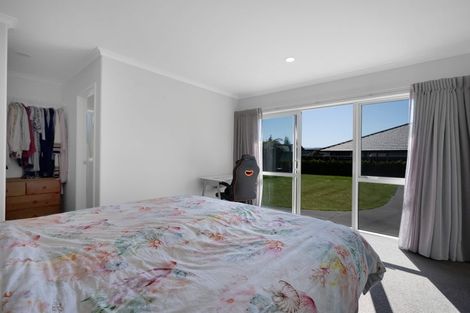 Photo of property in 12 Oakmont Crescent, Waiwhakaiho, New Plymouth, 4312
