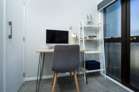 Photo of property in 2/7 Eskdale Road, Birkdale, Auckland, 0626