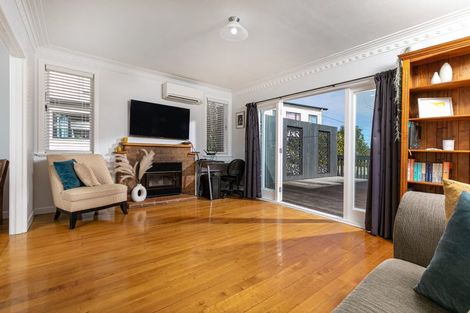 Photo of property in 15 Preston Avenue, Henderson, Auckland, 0610