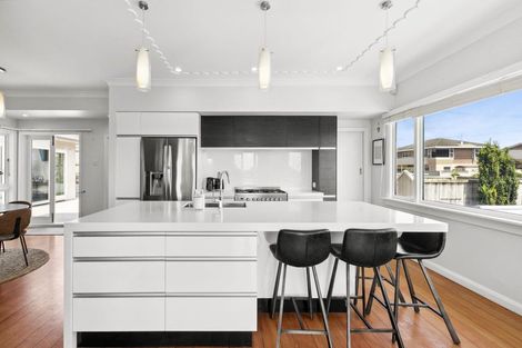 Photo of property in 43 Paynters Avenue, Strandon, New Plymouth, 4312