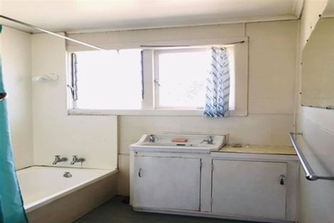 Photo of property in 2 Binsted Road, New Lynn, Auckland, 0600