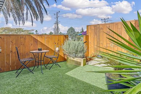 Photo of property in 2/24 Kelwyn Road, Kelston, Auckland, 0602