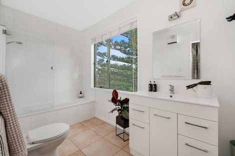 Photo of property in 2/9 Pemberton Avenue, Bayview, Auckland, 0629