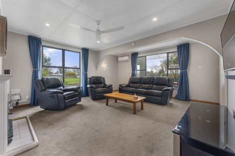 Photo of property in 11 Montrose Place, Takaro, Palmerston North, 4412