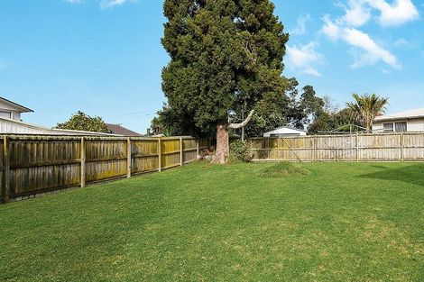 Photo of property in 59 Divich Avenue, Te Atatu South, Auckland, 0610