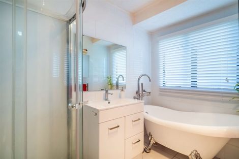 Photo of property in 1/10 Remus Place, Totara Vale, Auckland, 0629