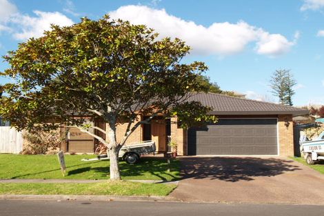 Photo of property in 8 Jan Higgins Place, Golflands, Auckland, 2013