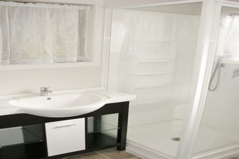 Photo of property in 1/9-11 Masterton Road, Rothesay Bay, Auckland, 0630