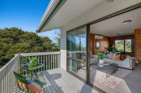 Photo of property in 16 Noeleen Street, Glenfield, Auckland, 0629