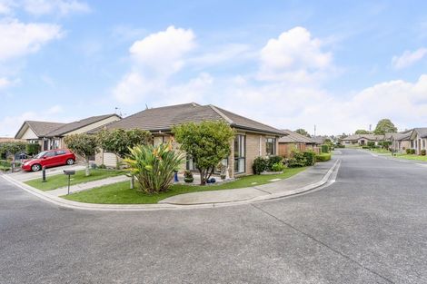 Photo of property in 58 Royalle Mews, Botany Downs, Auckland, 2010