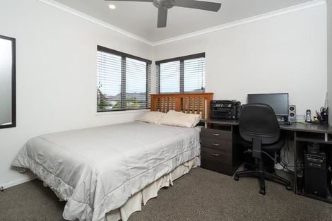 Photo of property in 17 Eric Farley Drive, Kumeu, 0810