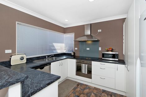 Photo of property in 2/27 Queen Street, Papakura, 2110