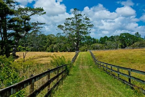 Photo of property in 11 Tawa Road, Kumeu, 0891