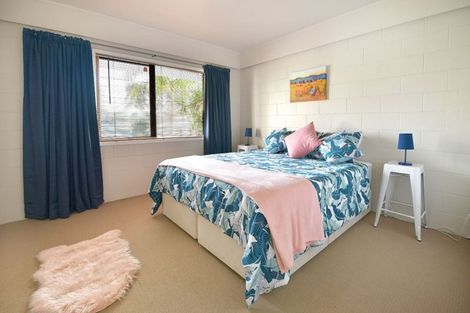 Photo of property in 3 Elgin Place, Red Beach, 0932