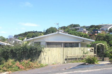 Photo of property in 35 Easton Park Parade, Glenfield, Auckland, 0629