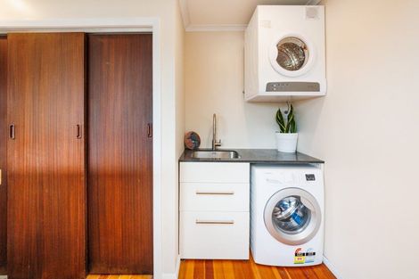 Photo of property in 11 Montrose Place, Takaro, Palmerston North, 4412