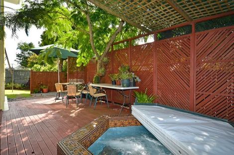 Photo of property in 2/30 Redoubt Road, Goodwood Heights, Auckland, 2105